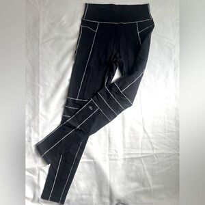 ALO size M Black Detailed Leggings